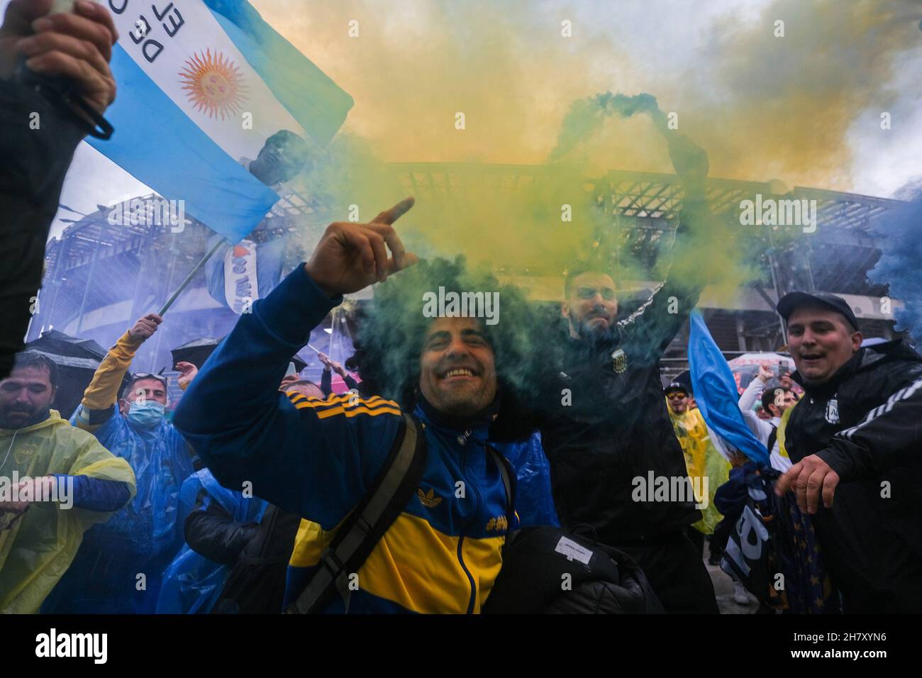 Genau ein Jahr nach dem Tod von diego armando maradona versammeln sich die Fans von neapel und die Fans der boca-Junioren, die zu diesem Anlass nach neapel kamen, um vor dem Stadion Diego Armando Maradona an ihr gemeinsames Idol zu erinnern Stockfoto