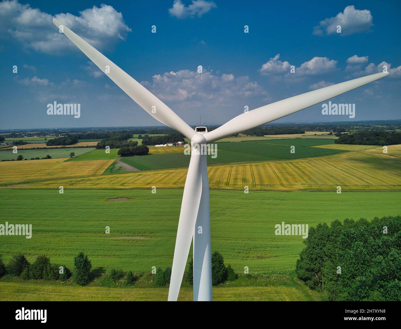 Nahaufnahme der ländlichen Windturbine in England Stockfoto