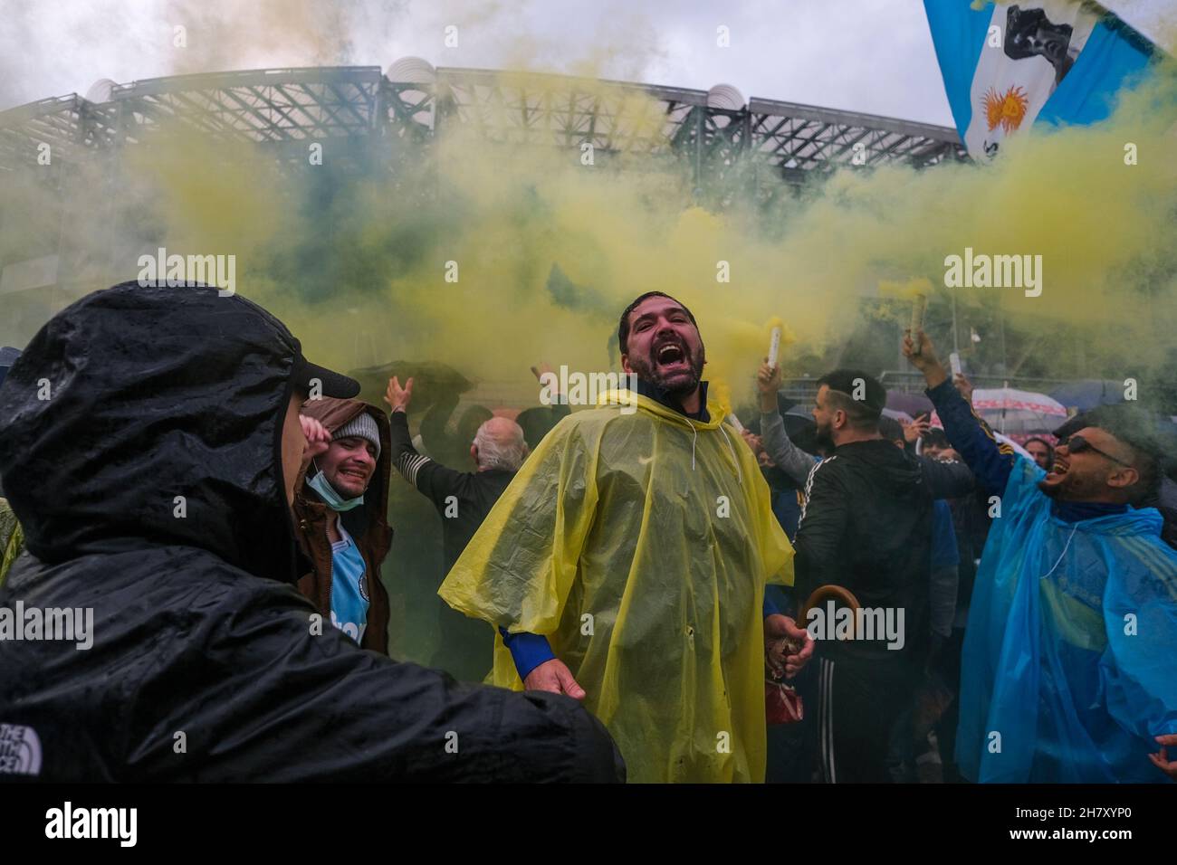 Genau ein Jahr nach dem Tod von diego armando maradona versammeln sich die Fans von neapel und die Fans der boca-Junioren, die zu diesem Anlass nach neapel kamen, um vor dem Stadion Diego Armando Maradona an ihr gemeinsames Idol zu erinnern Stockfoto