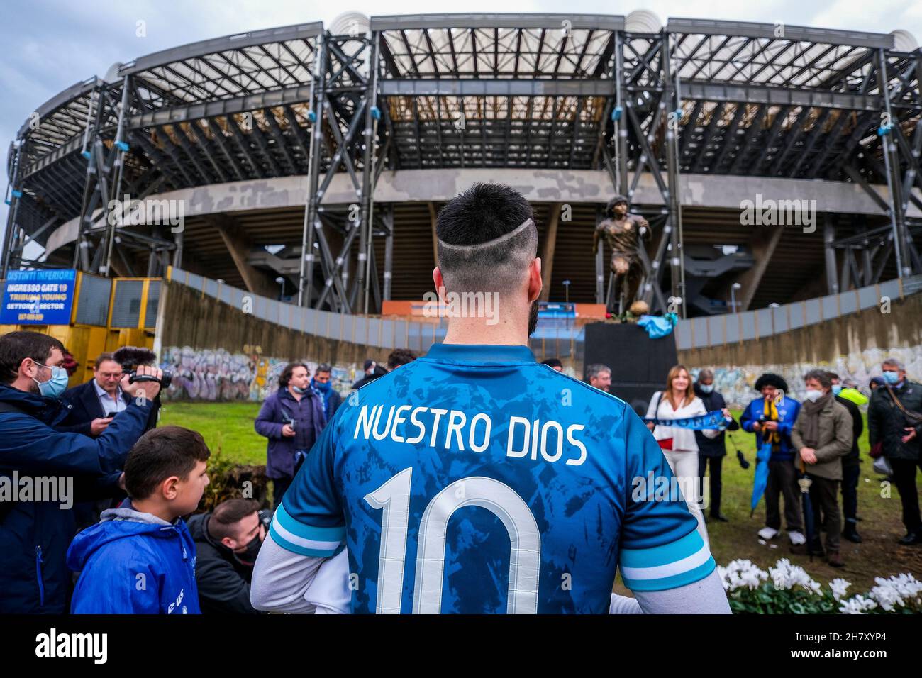 Genau ein Jahr nach dem Tod von diego armando maradona versammeln sich die Fans von neapel und die Fans der boca-Junioren, die zu diesem Anlass nach neapel kamen, um vor dem Stadion Diego Armando Maradona an ihr gemeinsames Idol zu erinnern Stockfoto