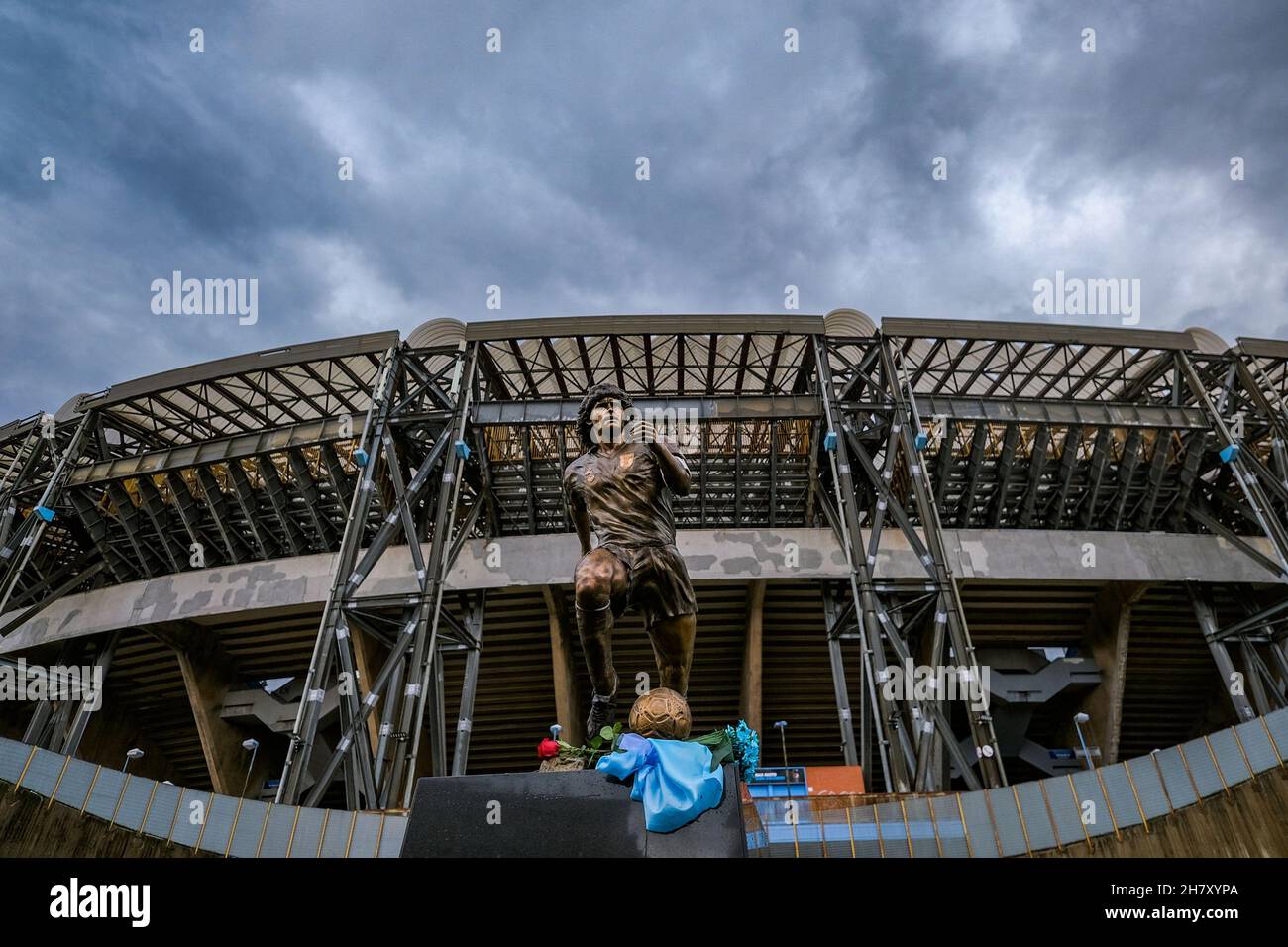 Genau ein Jahr nach seinem Tod wurde vor dem Stadion, das nach ihm benannt wurde, eine Statue in Erinnerung an Diego Armando Maradona aufgestellt. Stockfoto