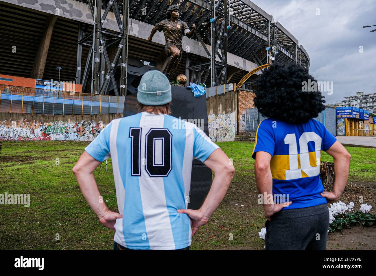 Genau ein Jahr nach seinem Tod wurde vor dem Stadion, das nach ihm benannt wurde, eine Statue in Erinnerung an Diego Armando Maradona aufgestellt. Stockfoto