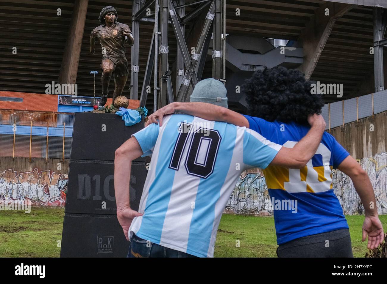Genau ein Jahr nach seinem Tod wurde vor dem Stadion, das nach ihm benannt wurde, eine Statue in Erinnerung an Diego Armando Maradona aufgestellt. Stockfoto