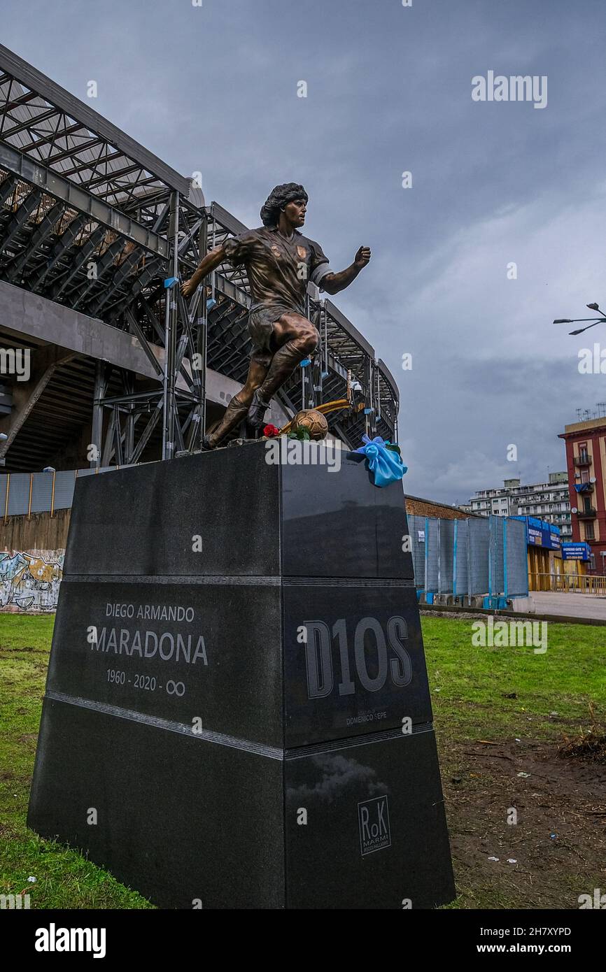 Genau ein Jahr nach seinem Tod wurde vor dem Stadion, das nach ihm benannt wurde, eine Statue in Erinnerung an Diego Armando Maradona aufgestellt. Stockfoto