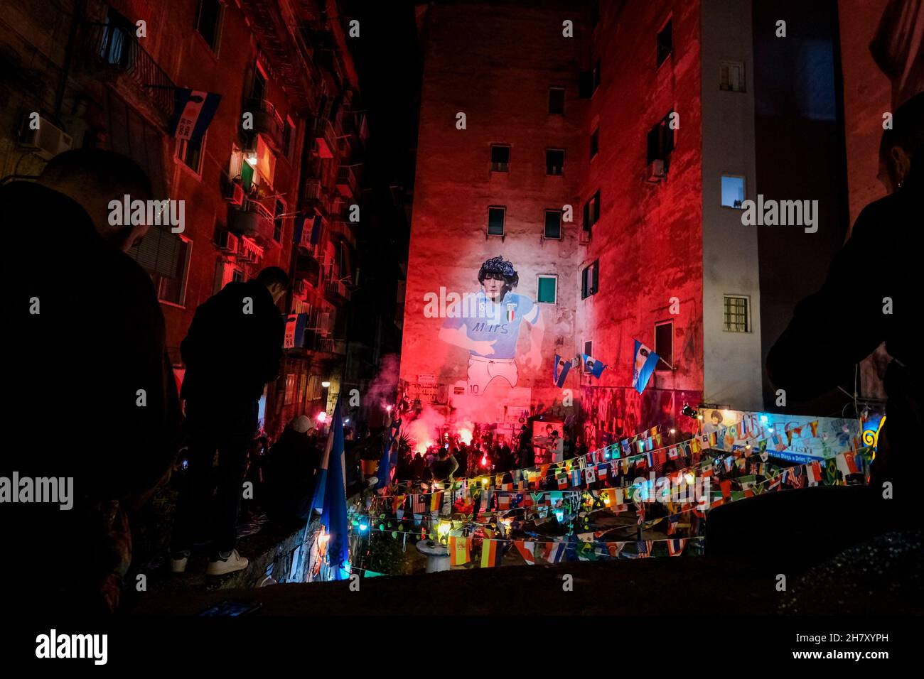 naples Ultras huldigen Diego armando maradona, indem sie Rauchbomben anzohlen und Gesänge unter dem Wandbild in den spanischen Vierteln singen Stockfoto