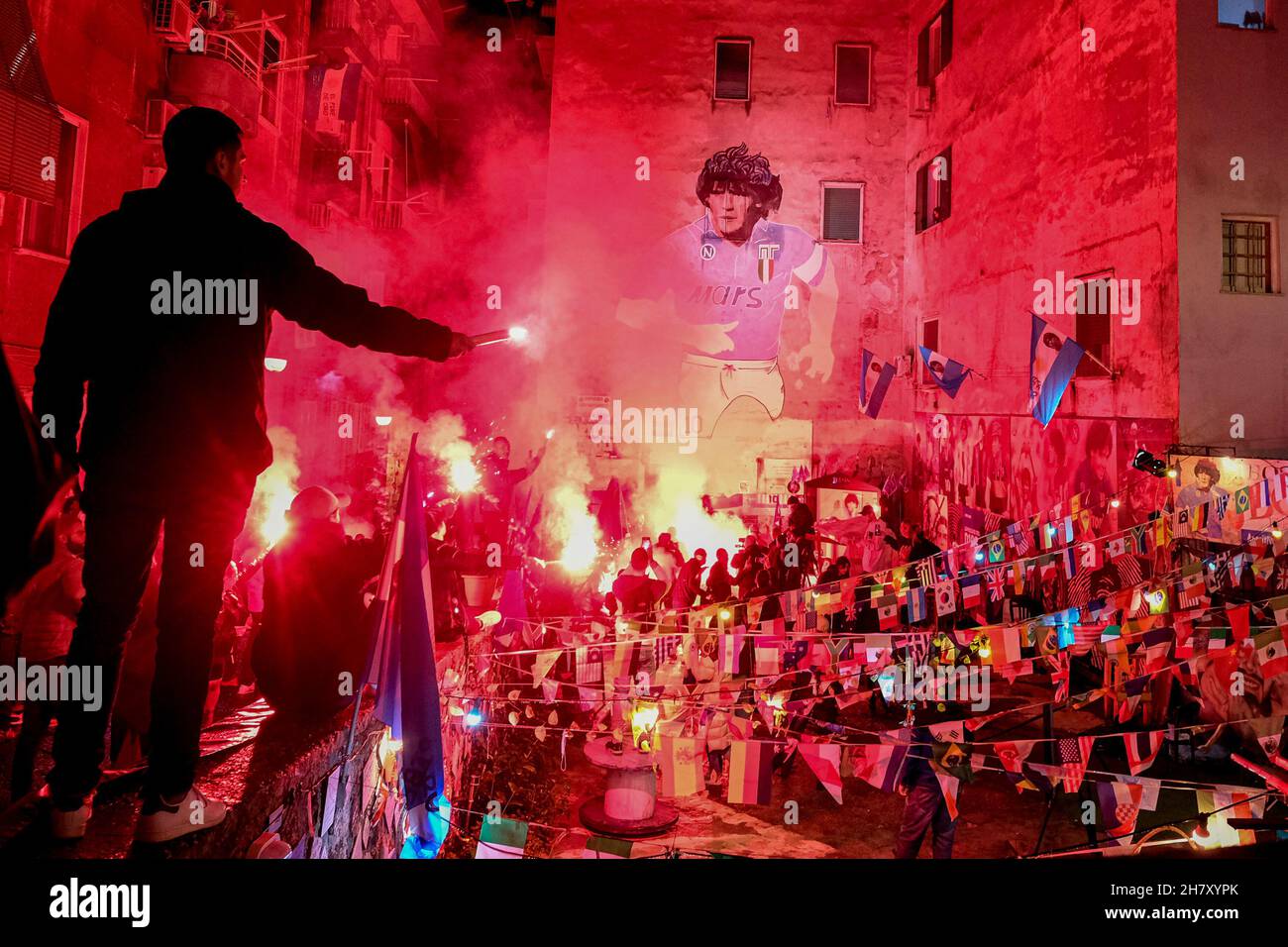 naples Ultras huldigen Diego armando maradona, indem sie Rauchbomben anzohlen und Gesänge unter dem Wandbild in den spanischen Vierteln singen Stockfoto