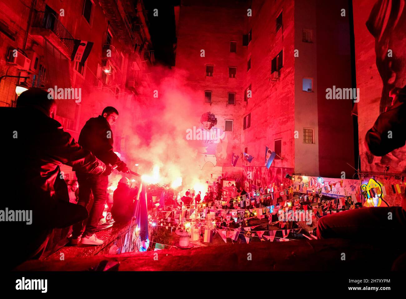 naples Ultras huldigen Diego armando maradona, indem sie Rauchbomben anzohlen und Gesänge unter dem Wandbild in den spanischen Vierteln singen Stockfoto