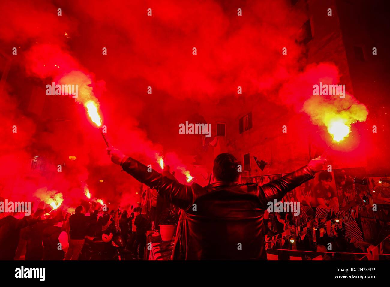 naples Ultras huldigen Diego armando maradona, indem sie Rauchbomben anzohlen und Gesänge unter dem Wandbild in den spanischen Vierteln singen Stockfoto