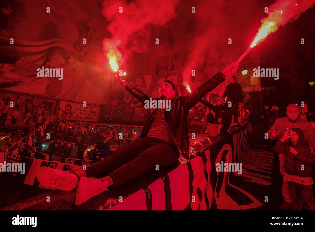 naples Ultras huldigen Diego armando maradona, indem sie Rauchbomben anzohlen und Gesänge unter dem Wandbild in den spanischen Vierteln singen Stockfoto