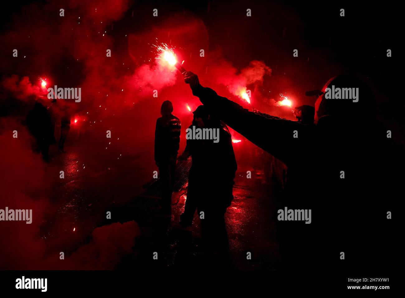 neapels Ultras huldigen Diego armando maradona, indem sie vor dem Stadion, das ihm genau ein Jahr nach seinem Tod gewidmet ist, Rauch anzellen und Gesänge singen Stockfoto