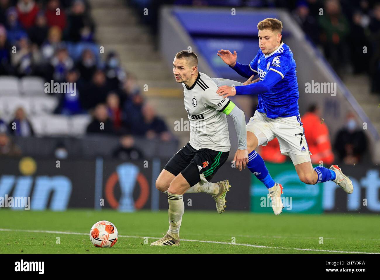 Leicester, Großbritannien. 25th. November 2021. Harvey Barnes #7 von Leicester City kann Artur Jedrzejczyk #55 von Legia Warsaw in Leicester, Vereinigtes Königreich am 11/25/2021 nicht passieren. (Foto von Conor Molloy/News Images/Sipa USA) Quelle: SIPA USA/Alamy Live News Stockfoto