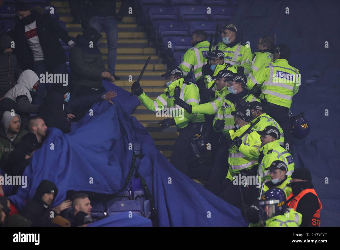 LEICESTER, GROSSBRITANNIEN. 25. NOVEMBER: Während des UEFA Europa League-Spiels der Gruppe C zwischen Leicester City und Legia Warszawa am Donnerstag, dem 25th. November 2021, kommt es im King Power Stadium in Leicester zu Schwierigkeiten im Auswärtsspiel. (Quelle: James Holyoak/MB Media) Stockfoto