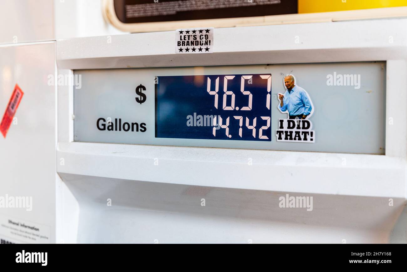Blairsville, GA – 23. November 2021: „Ich habe das getan“-Aufkleber von Präsident Joe Biden auf der Kraftstoffpumpe, der die Gaspreise referenziert. Stockfoto