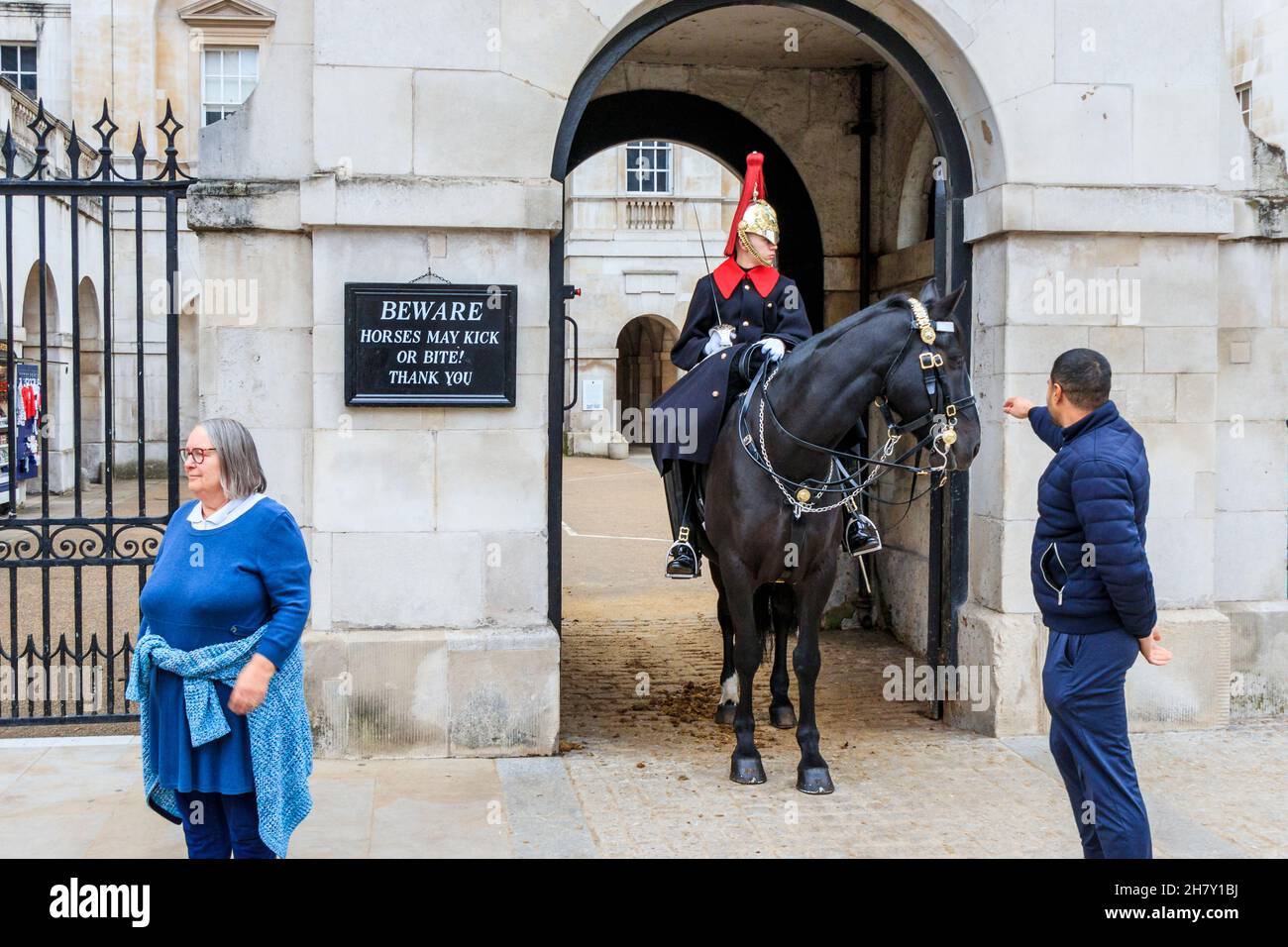 Ein Mitglied der Household Cavalry bei Horseguards, Whitehall, London, Großbritannien Stockfoto