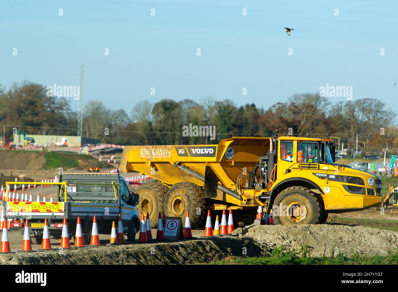 Aylesbury, Großbritannien. 25th. November 2021. HS2 Baumaßnahmen nehmen auf dem ehemaligen Ackerland, das HS2 in Aylesbury zwangsweise erworben wurde, an Fahrt auf. Auf dem Gelände der Oxford Road wird gerade eine Haul Road gebaut, und riesige Muldenkipper fahren regelmäßig über einen der wenigen öffentlichen Fußwege, die HS2 noch nicht gesperrt haben. Obwohl der östliche Teil der Hochgeschwindigkeitsstrecke HS2 von Boris Johnson abgesagt wurde, setzt HS2 Ltd den Bau der Phase 1 der Hochgeschwindigkeitsstrecke HS2 von London nach Birmingham fort, die Teile der Chilterns, einem Gebiet von außergewöhnlicher natürlicher Schönheit, zerstört. Kredit: Maureen McLean Stockfoto