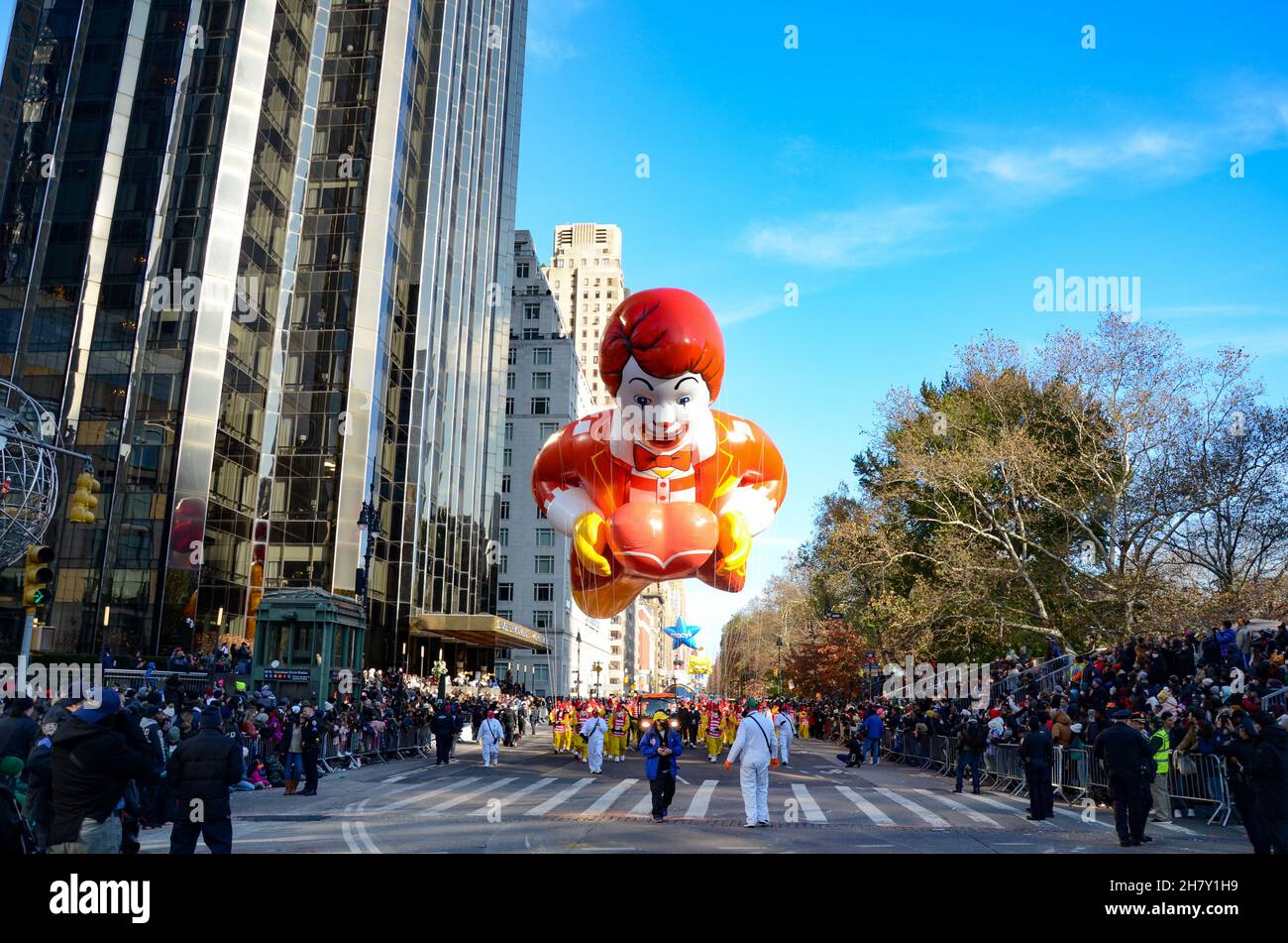 New York, USA. 25th. November 2021. Ronald McDonald-Figuren werden während der jährlichen Macy's Thanksgiving Day Parade 95th in New York City am 25. November 2021 über die Sixth Avenue marschieren sehen. (Bild: © Ryan Rahman/Pacific Press via ZUMA Press Wire) Stockfoto