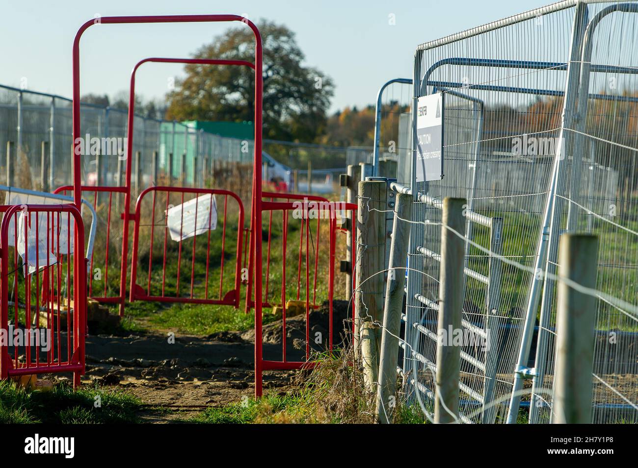 Aylesbury, Großbritannien. 25th. November 2021. HS2 Baumaßnahmen nehmen auf dem ehemaligen Ackerland, das HS2 in Aylesbury zwangsweise erworben wurde, an Fahrt auf. Auf dem Gelände der Oxford Road wird gerade eine Haul Road gebaut, und riesige Muldenkipper fahren regelmäßig über einen der wenigen öffentlichen Fußwege, die HS2 noch nicht gesperrt haben. Obwohl der östliche Teil der Hochgeschwindigkeitsstrecke HS2 von Boris Johnson abgesagt wurde, setzt HS2 Ltd den Bau der Phase 1 der Hochgeschwindigkeitsstrecke HS2 von London nach Birmingham fort, die Teile der Chilterns, einem Gebiet von außergewöhnlicher natürlicher Schönheit, zerstört. Kredit: Maureen McLean Stockfoto