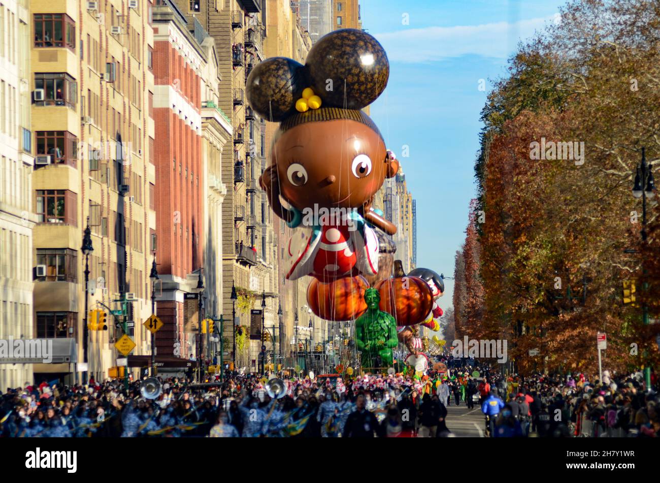 New York, USA. 25th. November 2021. Eine figur der türkei mit Künstlern, die während der jährlichen Macy's Thanksgiving Day Parade 95th in New York City am 25. November 2021 zu sehen waren. (Bild: © Ryan Rahman/Pacific Press via ZUMA Press Wire) Stockfoto