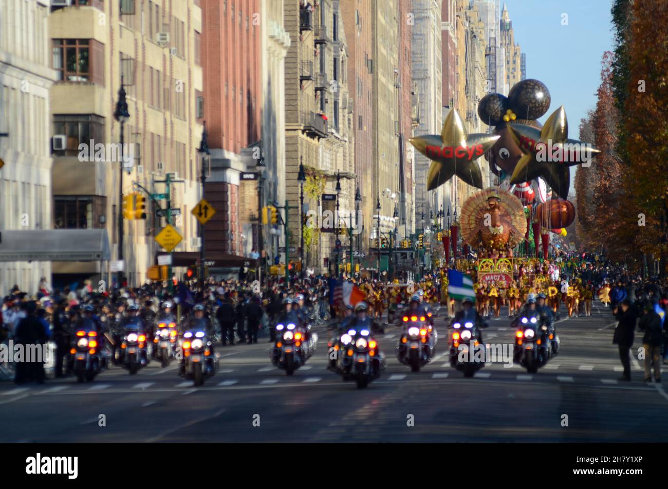 New York, USA. 25th. November 2021. Eine figur der türkei mit Künstlern, die während der jährlichen Macy's Thanksgiving Day Parade 95th in New York City am 25. November 2021 zu sehen waren. (Bild: © Ryan Rahman/Pacific Press via ZUMA Press Wire) Stockfoto