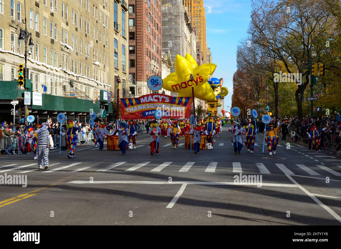 New York, USA. 25th. November 2021. Luftballons verschiedener Charaktere, die während der jährlichen Macy's Thanksgiving Day Parade 95th in New York City am 25. November 2021 über der Sixth Avenue schweben. (Bild: © Ryan Rahman/Pacific Press via ZUMA Press Wire) Stockfoto