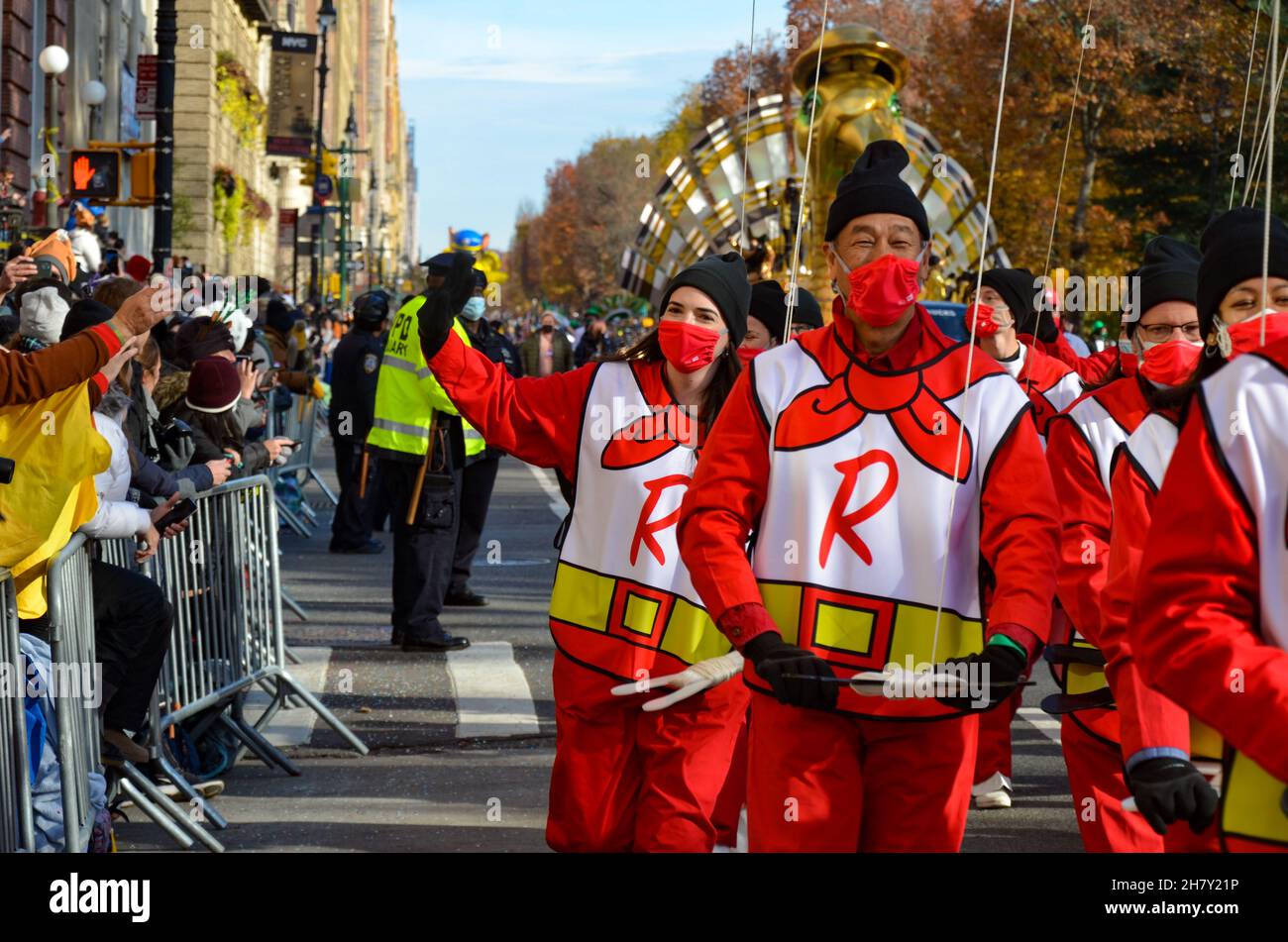 New York, USA. 25th. November 2021. Darsteller sahen während der Macy's Thanksgiving Day Parade 95th in New York City am 25. November 2021 marschieren. (Bild: © Ryan Rahman/Pacific Press via ZUMA Press Wire) Stockfoto