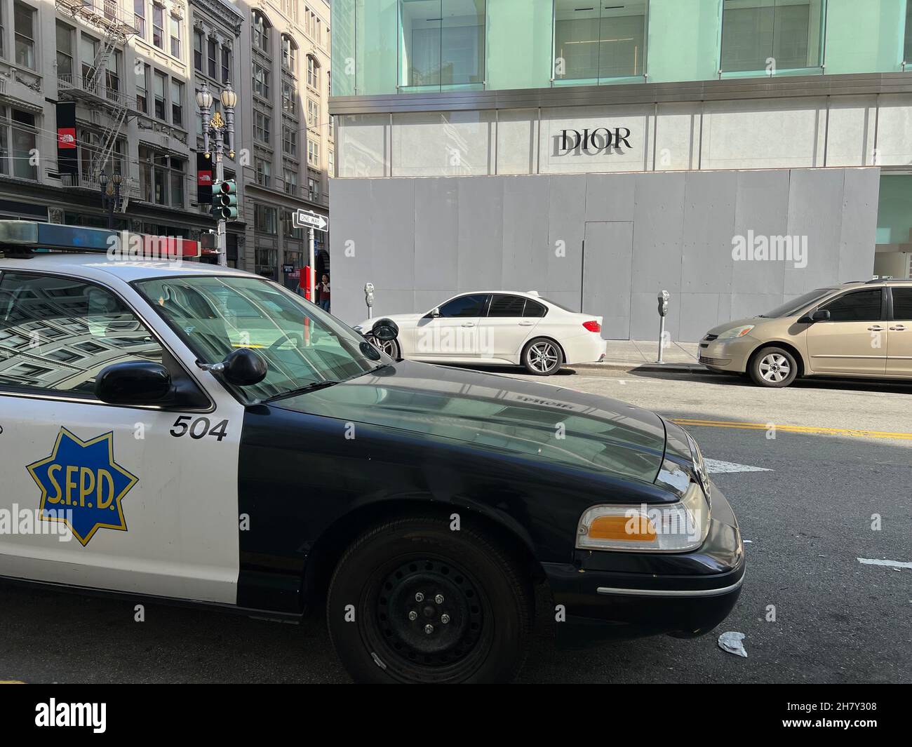 Die Fenster des Dior-Geschäfts am Union Square in San Francisco, Kalifornien, bleiben am 25. November 2021 vernagelt. Videos in den sozialen Medien zeigten maskierte Menschen, die mit Waren von mehreren High-End-Händlern in dem geschichtsträchtigen Einkaufsviertel herumliefen. (Foto von Samuel Rigelhaupt / Sipa USA) Stockfoto