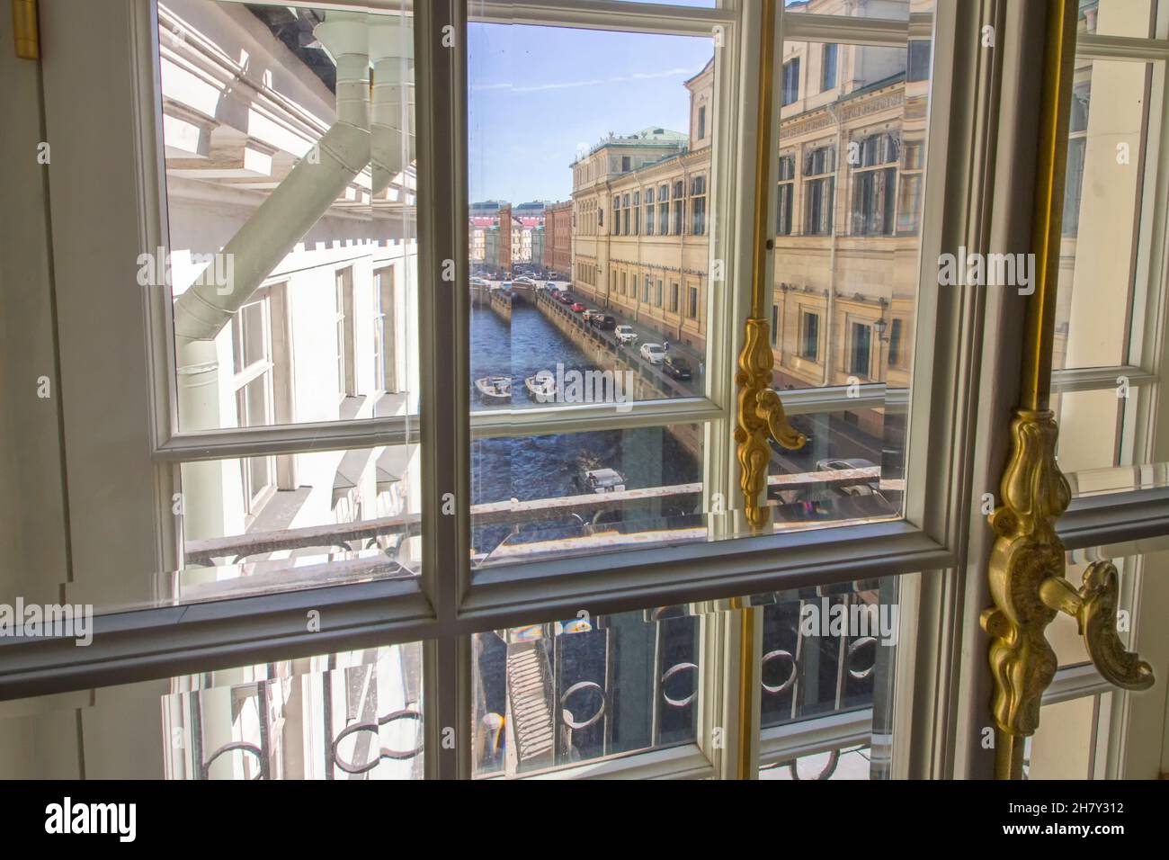 Der Blick von einem Fenster des Hermitage-Museums auf den Winterkanal oder den Fluss Neva und die Peter-und-Paul-Festung, Sankt Petersburg, Russland Stockfoto