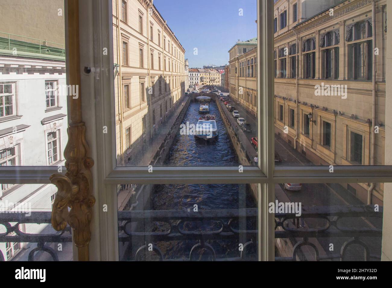 Der Blick von einem Fenster des Hermitage-Museums auf den Winterkanal oder den Fluss Neva und die Peter-und-Paul-Festung, Sankt Petersburg, Russland Stockfoto