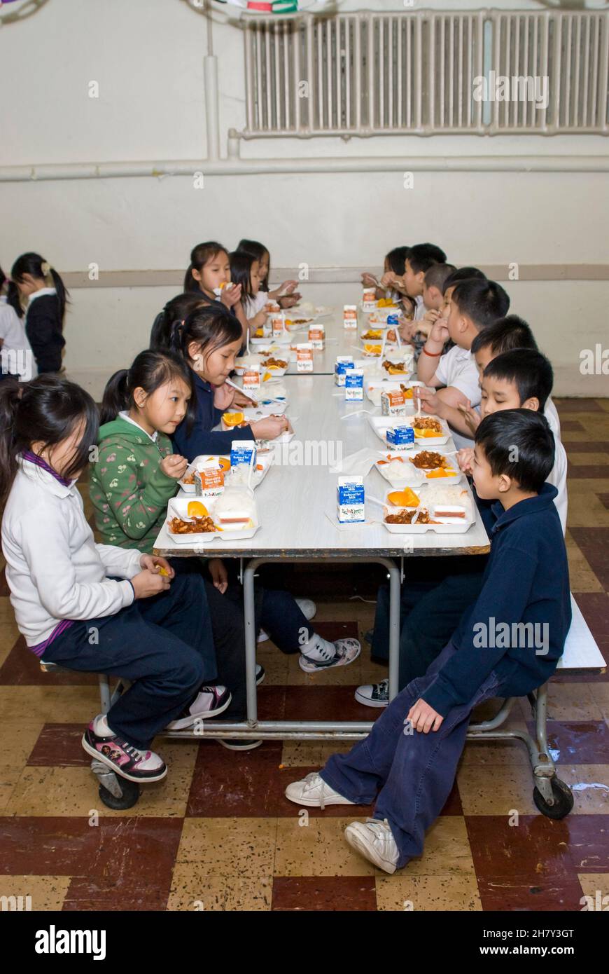 St. Paul, Minnesota. Charterschule für die Hmong. 2nd und 3rd Schüler der Klasse Hmong essen in der Schulkantine zu Mittag. Stockfoto