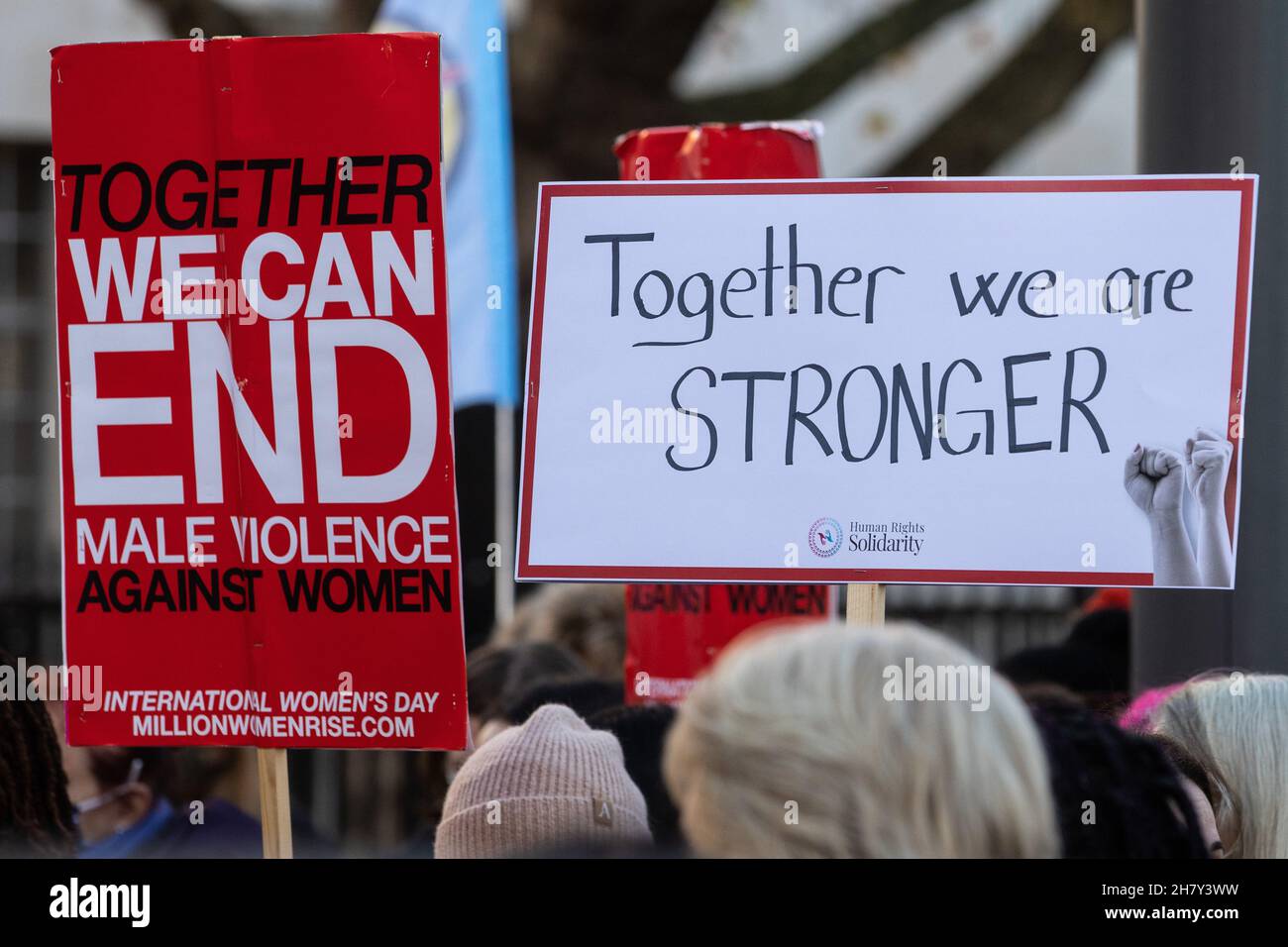 London, Großbritannien. 25th. November 2021. Dutzende von Unterstützern von Millionen Women Rise nehmen an einer Mahnwache vor dem New Scotland Yard Teil, um an die Opfer männlicher Gewalt gegen Frauen am Internationalen Tag zur Beseitigung von Gewalt gegen Frauen zu erinnern. Die Aktivisten sprachen von Sarah Everard, Nicole Smallman und Bibaa Henry, deren Bilder mit denen anderer Frauen in der Nähe des Hauptquartiers der Metropolitan Police positioniert wurden, und hoben die katastrophalen Versäumnisse von Polizeibeamten zum Schutz von Frauen und Mädchen vor Gewalt sowie rassistische Einstellungen unter Polizeibeamten hervor. Kredit: Mark Kerrison/Alamy Live Nachrichten Stockfoto