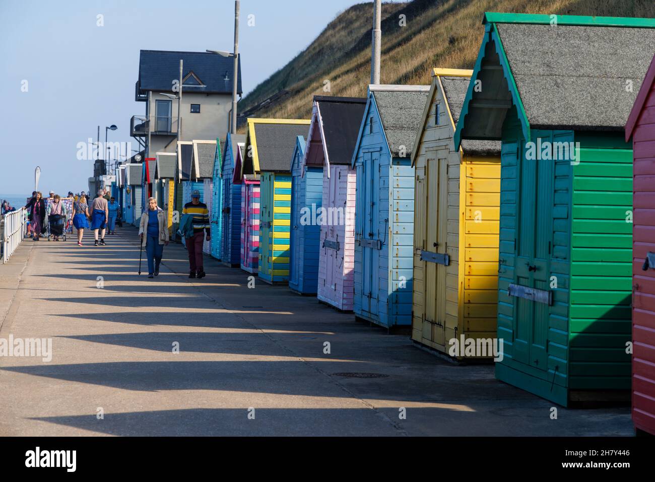 Bunte Strandhütten an der Strandpromenade von Sheringham an der Nordküste von Norfolk, East Anglia, England Stockfoto