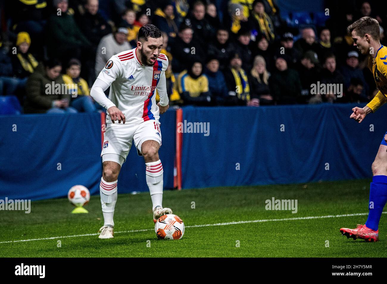 Broendby, Dänemark. 25th. November 2021. Rayan Cherki (18) aus Lyon während des UEFA Europa League-Spiels zwischen Broendby IF und Lyon im Broendby-Stadion in Broendby. (Foto: Gonzales Photo/Alamy Live News Stockfoto