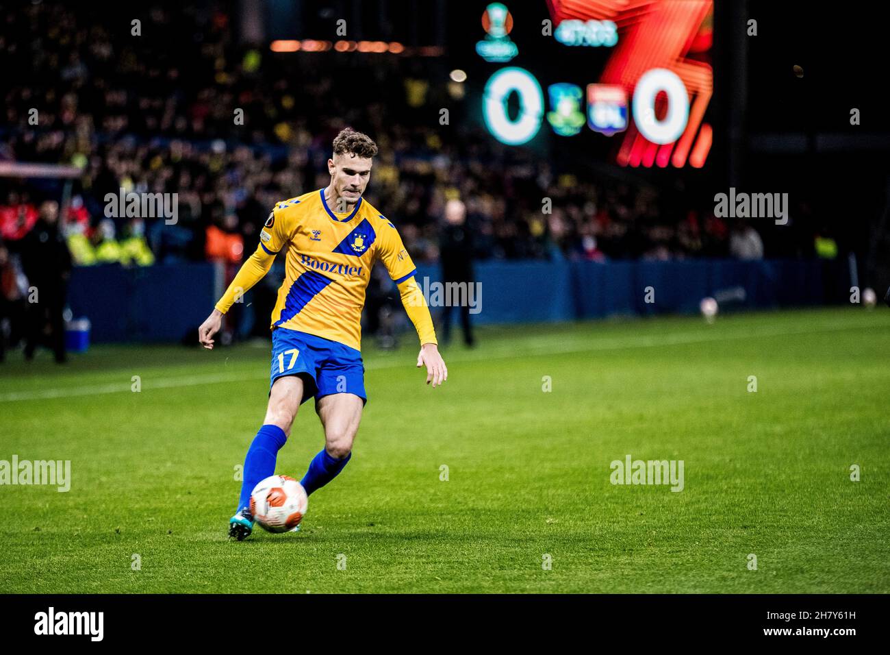 Broendby, Dänemark. 25th. November 2021. Andreas Bruus (17) von Broendby, WENN er während des UEFA Europa League-Spiels zwischen Broendby IF und Lyon im Broendby-Stadion in Broendby gesehen wurde. (Foto: Gonzales Photo/Alamy Live News Stockfoto