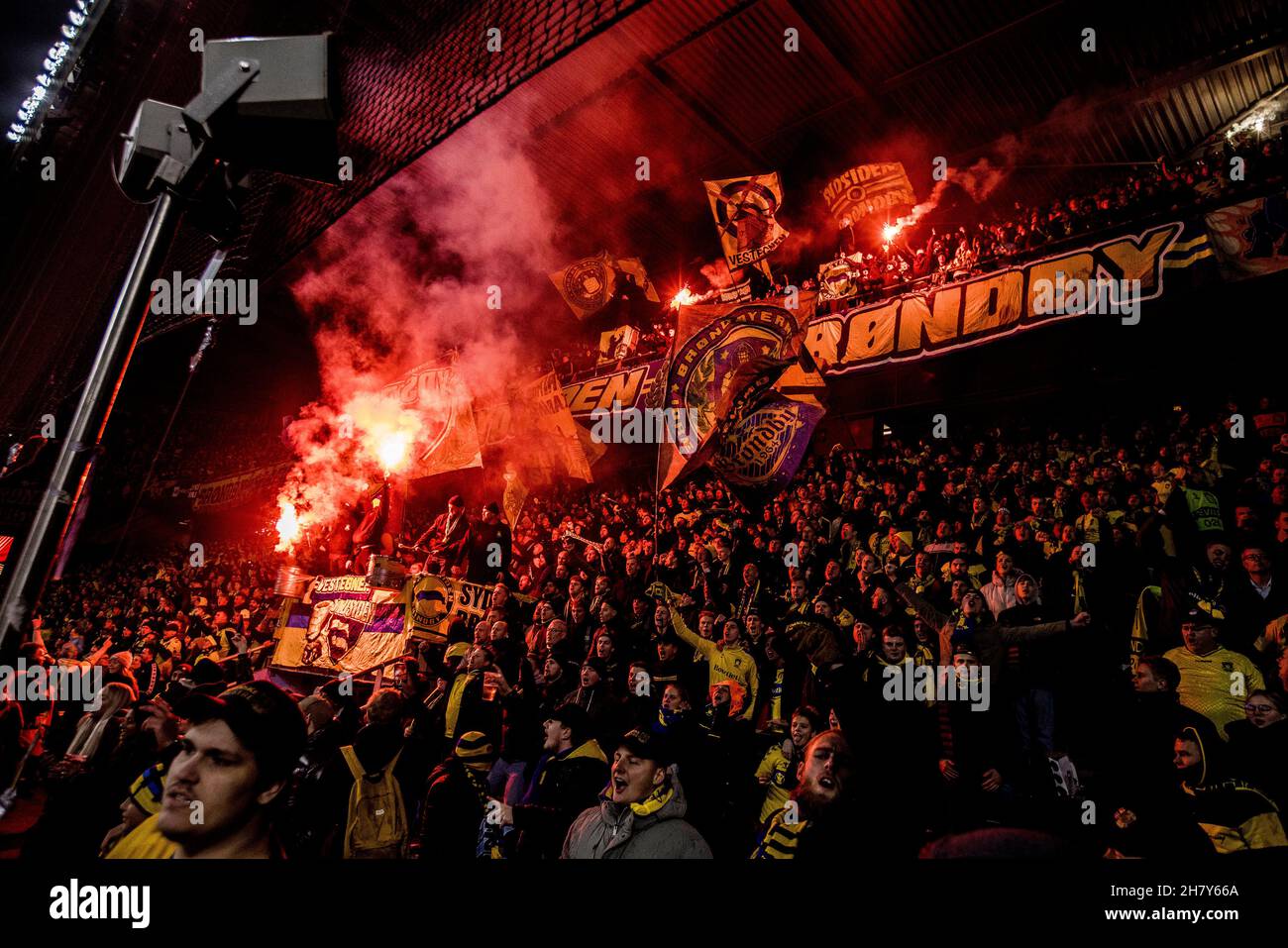 Broendby, Dänemark. 25th. November 2021. Fußballfans von Broendby WERDEN WÄHREND des UEFA Europa League-Spiels zwischen Broendby IF und Lyon im Broendby-Stadion in Broendby auf den Tribünen gesehen. (Foto: Gonzales Photo/Alamy Live News Stockfoto