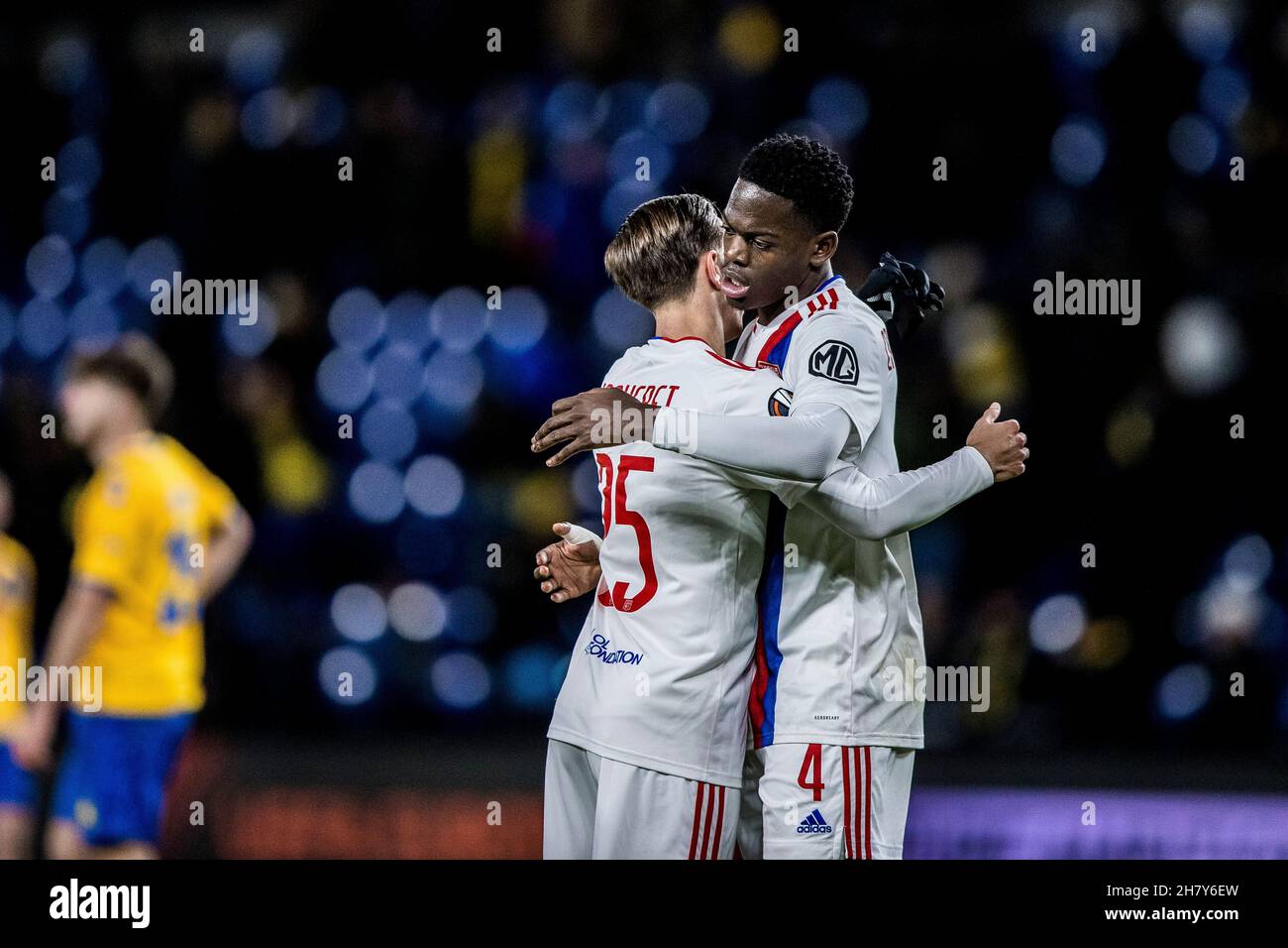 Broendby, Dänemark. 25th. November 2021. Castello Lukeba (4) und Maxence Caqueret (25) aus Lyon nach dem Spiel der UEFA Europa League zwischen Broendby IF und Lyon im Broendby Stadion in Broendby. (Foto: Gonzales Photo/Alamy Live News Stockfoto