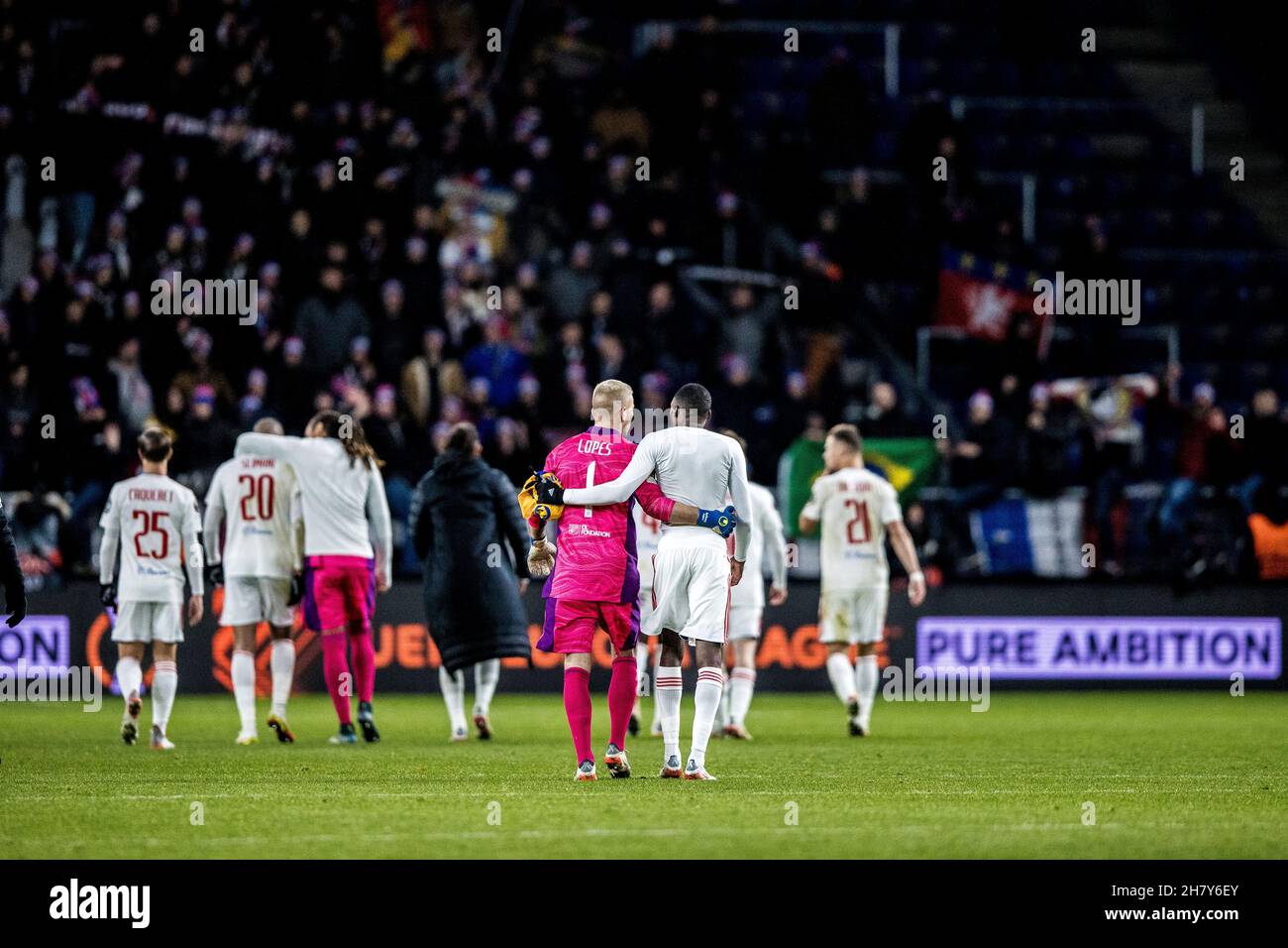 Broendby, Dänemark. 25th. November 2021. Torhüter Anthony Lopes (1) und Karl Toko Ekambi (7) aus Lyon nach dem Spiel der UEFA Europa League zwischen Broendby IF und Lyon im Broendby Stadion in Broendby. (Foto: Gonzales Photo/Alamy Live News Stockfoto