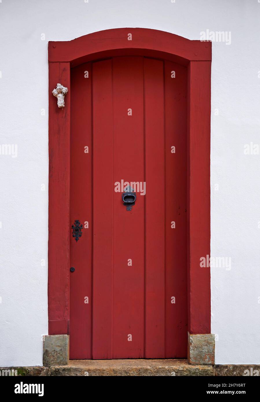 Alte koloniale Tür in der historischen Stadt Tiradentes, Brasilien Stockfoto