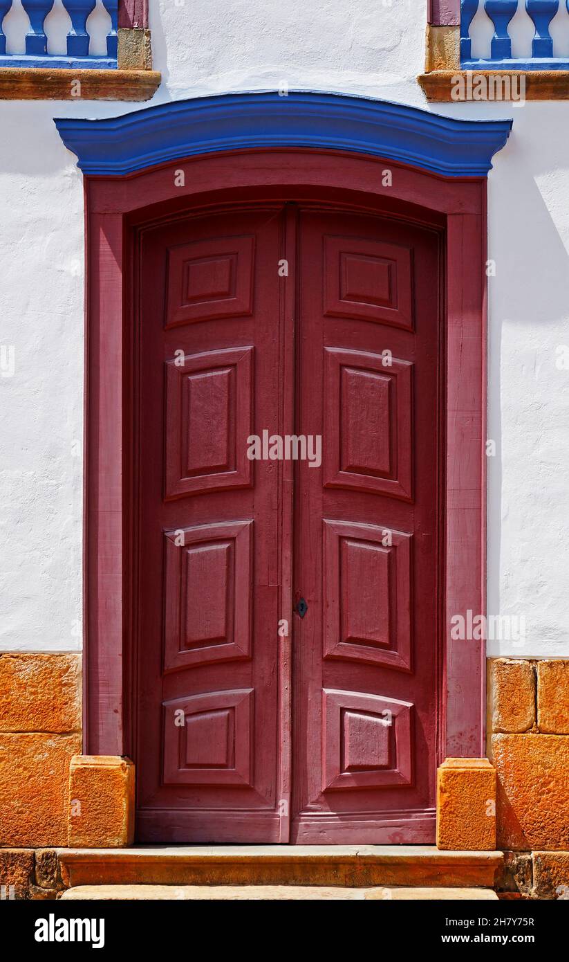Alte koloniale Kirche Tür in der historischen Stadt Tiradentes, Brasilien Stockfoto