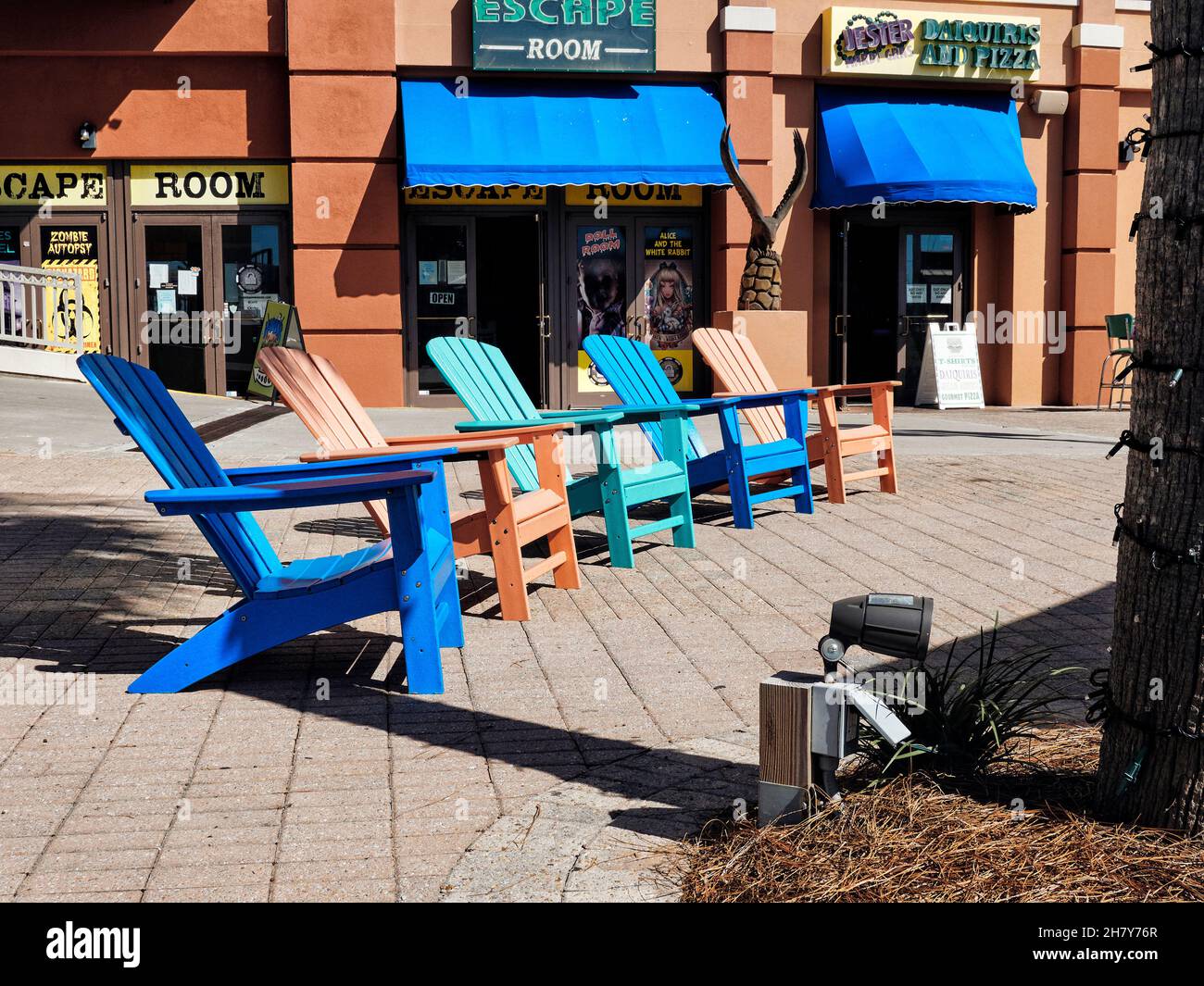 Leere bunte Adirondack-Liegestühle standen im Harbourwalk Village in Destin Florida, USA, an. Stockfoto