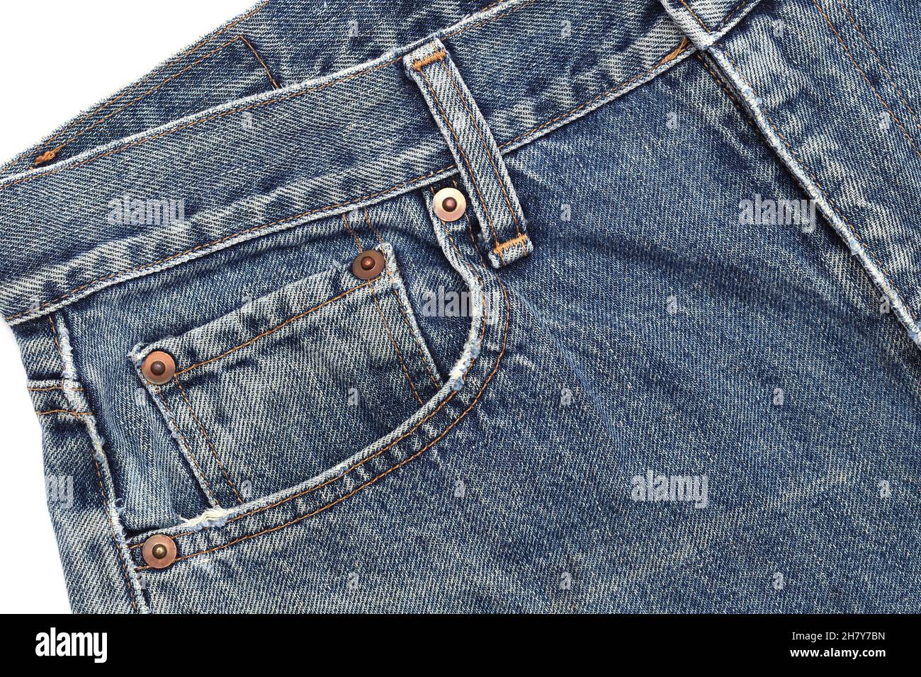 Jeans-Hose vorne mit Taschen und Reißverschluss, isoliert auf weißem Hintergrund Stockfoto