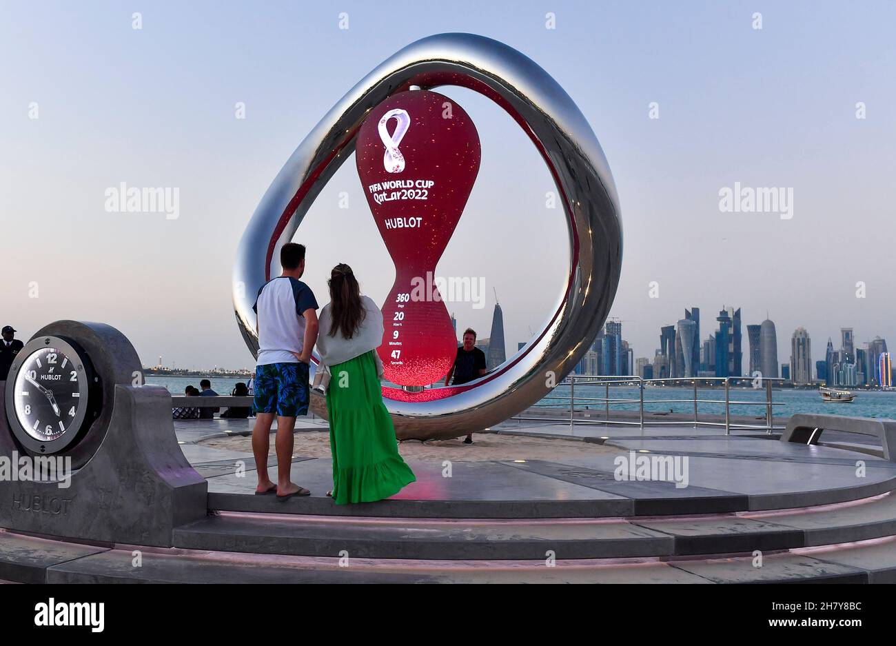 Doha. 25th. November 2021. Eine Countdown-Uhr der FIFA Fußball-Weltmeisterschaft 2022 wird am 25. November 2021 in Doha Corniche in Doha, Katar, angezeigt. Kredit: Nikku/Xinhua/Alamy Live Nachrichten Stockfoto