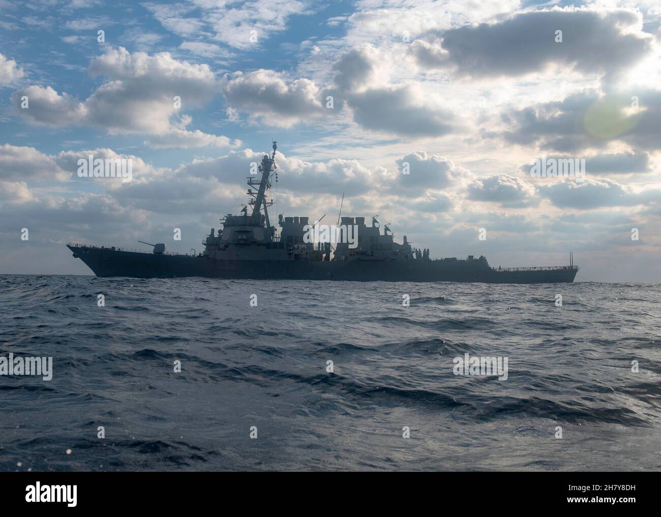 211125-N-TC847-1063 OSTCHINESISCHES MEER (NOV 25, 2021) USS Higgins (DDG 76), ein Lenkflugkörper-Zerstörer der Arleigh Burke-Klasse, fährt im Ostchinesischen Meer. Higgins wird Commander, Task Force (CTF) 71/Destroyer Squadron (DESRON) 15, der größten vorwärtseingesetzten DESRON der Marine und der wichtigsten Surface Force der US-Flotte von 7th, zugewiesen. (USA Navy Foto von Mass Communication Specialist 3rd Class Christine Montgomery/veröffentlicht) Stockfoto