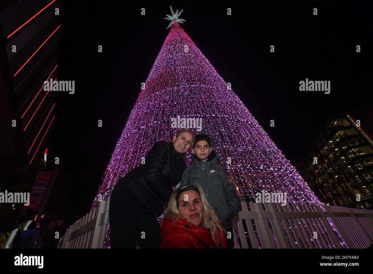 Die jährlichen Winterlichter sind nach Wembley zurückgekehrt, mit dem höchsten LED-Weihnachtsbaum (25m) in Großbritannien und vielen Lichtinstallationen. Die Lichter wurden am 25th. November von Strictly Come Dancing Superstar Neil Jones eingeschaltet, verschiedene Aufführungen fanden auf der Bühne und in anderen Bereichen rund um Olympic Way statt. Findet zwischen Donnerstag, 25th. November 2021, und Dienstag, 4th. Januar 2022 statt. Erin und ihre Familie genießen den LED-Weihnachtsbaum mit seinen 100.000 Lichtern. Stockfoto