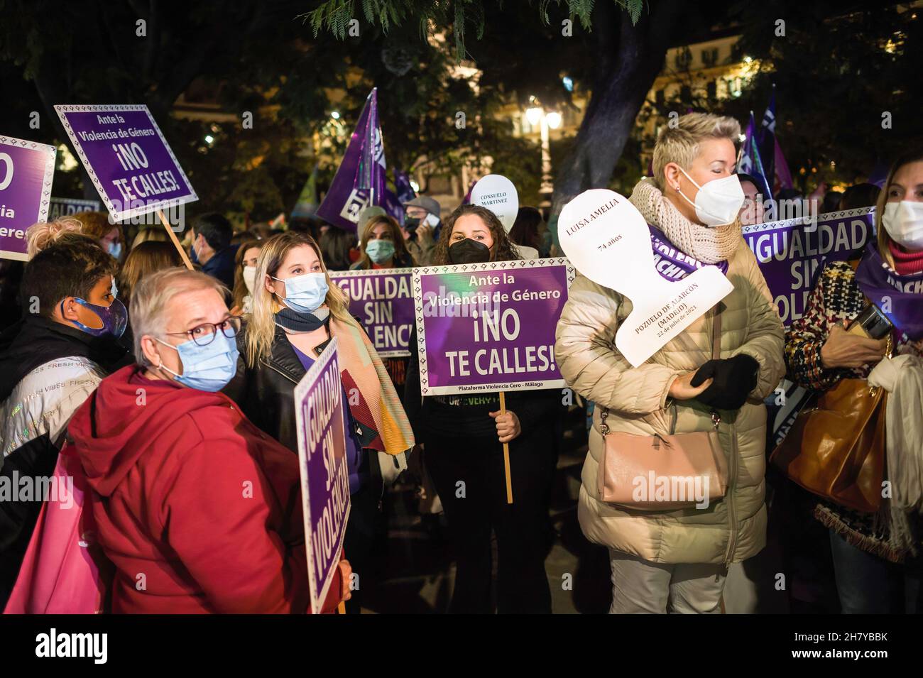 Malaga, Spanien. 25th. November 2021. Während eines Protestes auf dem Plaza de la Merced, der den Internationalen Tag zur Beseitigung von Gewalt gegen Frauen anführt, werden Frauen mit Plakaten gesehen, auf denen steht: „Ante La Violencia de Genero ino ino te calles“ oder „im Angesicht von Gewalt gegen Frauen nicht schließen“. Dutzende von Menschen gehen in einer landesweiten Bewegung jeden 25th. November auf die Straße, um die Feminizide und Missetaten zu verurteilen. Kredit: SOPA Images Limited/Alamy Live Nachrichten Stockfoto