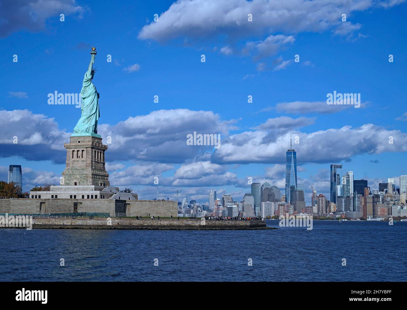 Freiheitsstatue mit Skyline von Manhattan in der Ferne Stockfoto