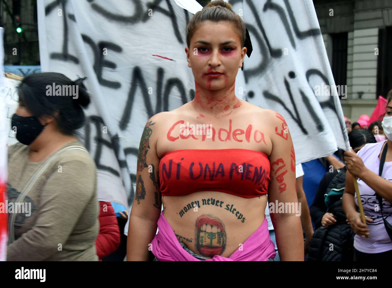Tag des Kampfes und der Rechtfertigung für die Rechte der Frauen, die alle bestehenden Formen von Geschlechtergewalt sichtbar machen. Im marsch zur Plaza de Mayo, Buenos Aires, Argentinien, am Internationalen Tag der Gewaltlosigkeit gegen Frauen Stockfoto