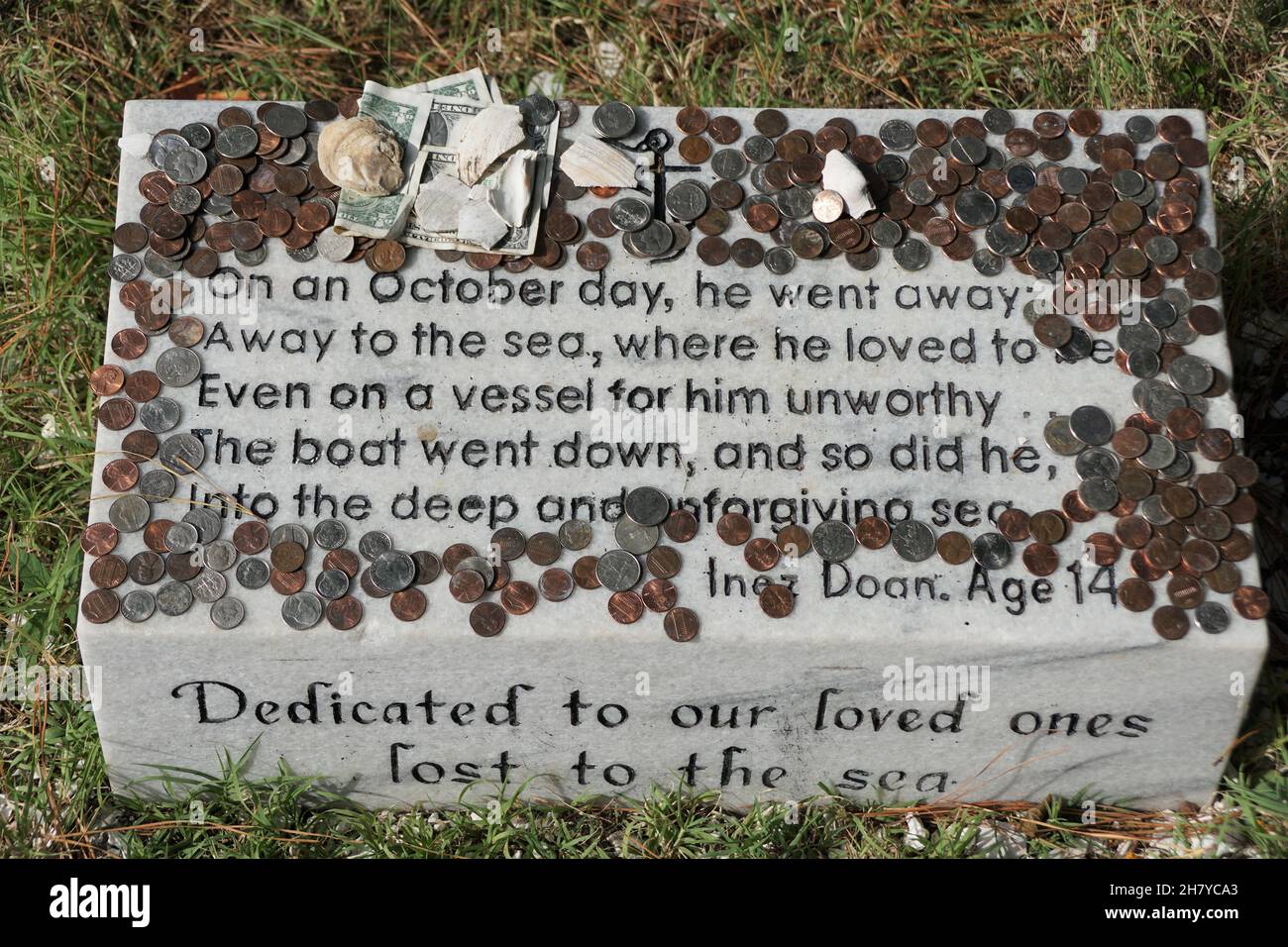 Chincoteague, Virginia U.S.A - 21. September 2021 - Ein Stein mit der Erinnerung an den vermissten Fischer und Geld, das von Besuchern unter dem Assateague hinterlassen wurde Stockfoto