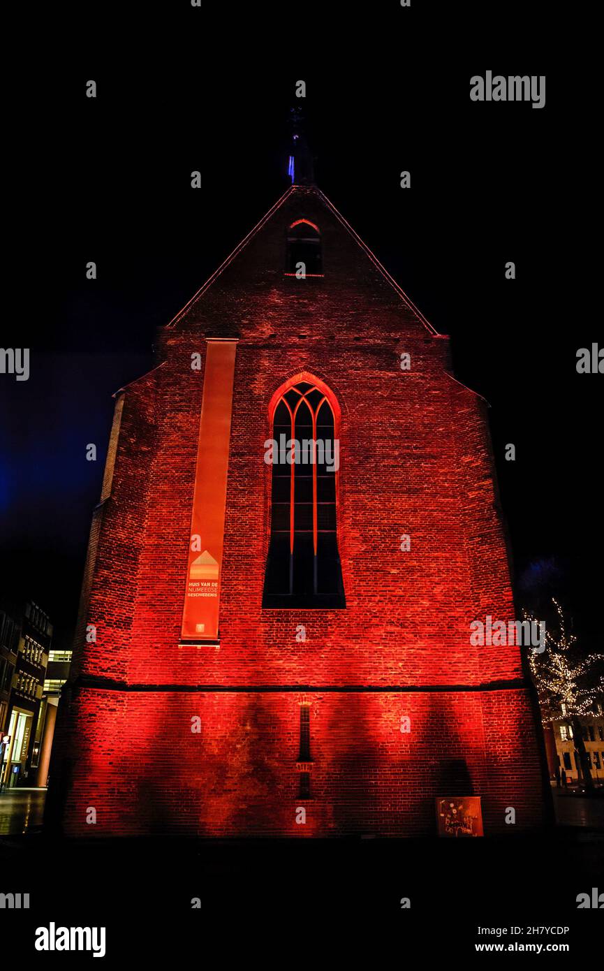 Nijmegen, Niederlande. 25th. November 2021. Die Marienburger Kapelle ist mit orangefarbenen Lichtern beleuchtet. Die Kampagne Orange the World, eine weltweite Kampagne zur Beendigung der Gewalt gegen Frauen, hat heute begonnen. Gebäude in den Niederlanden wurden mit orangefarbenen Lichtern beleuchtet. Orange ist die designierte Farbe, die die UN-Generalsekretärin bis 2030 zur Kampagne „Unite“ (Unite-Kampagne) zur Beendigung von Gewalt gegen Frauen führt. Kredit: SOPA Images Limited/Alamy Live Nachrichten Stockfoto