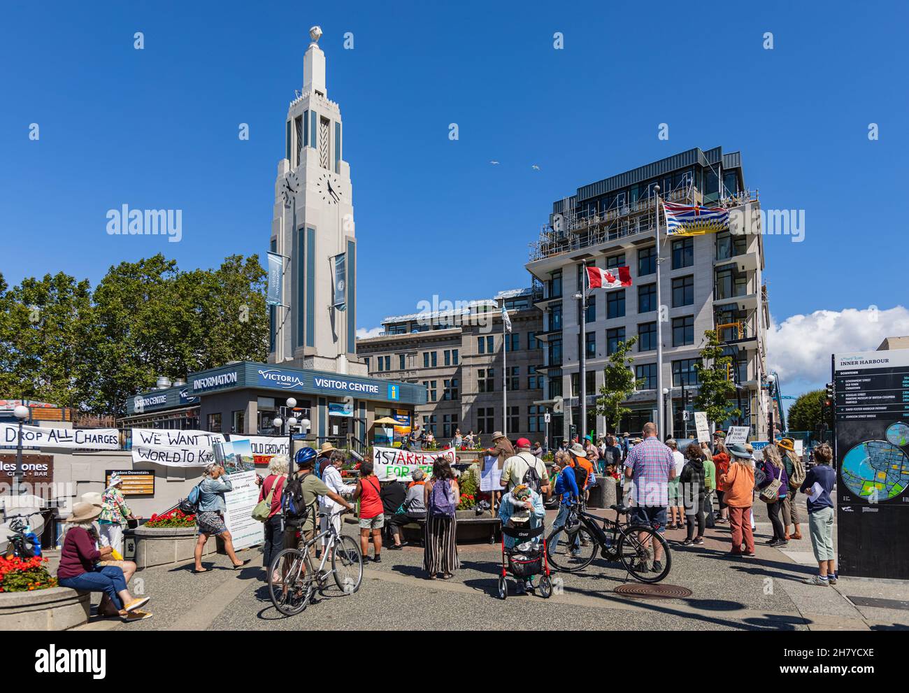 Demonstranten auf den Straßen von Victoria BC. Inner Harbour in Victoria war voller Menschen, die aus friedlichen Protesten ausgingen Stockfoto