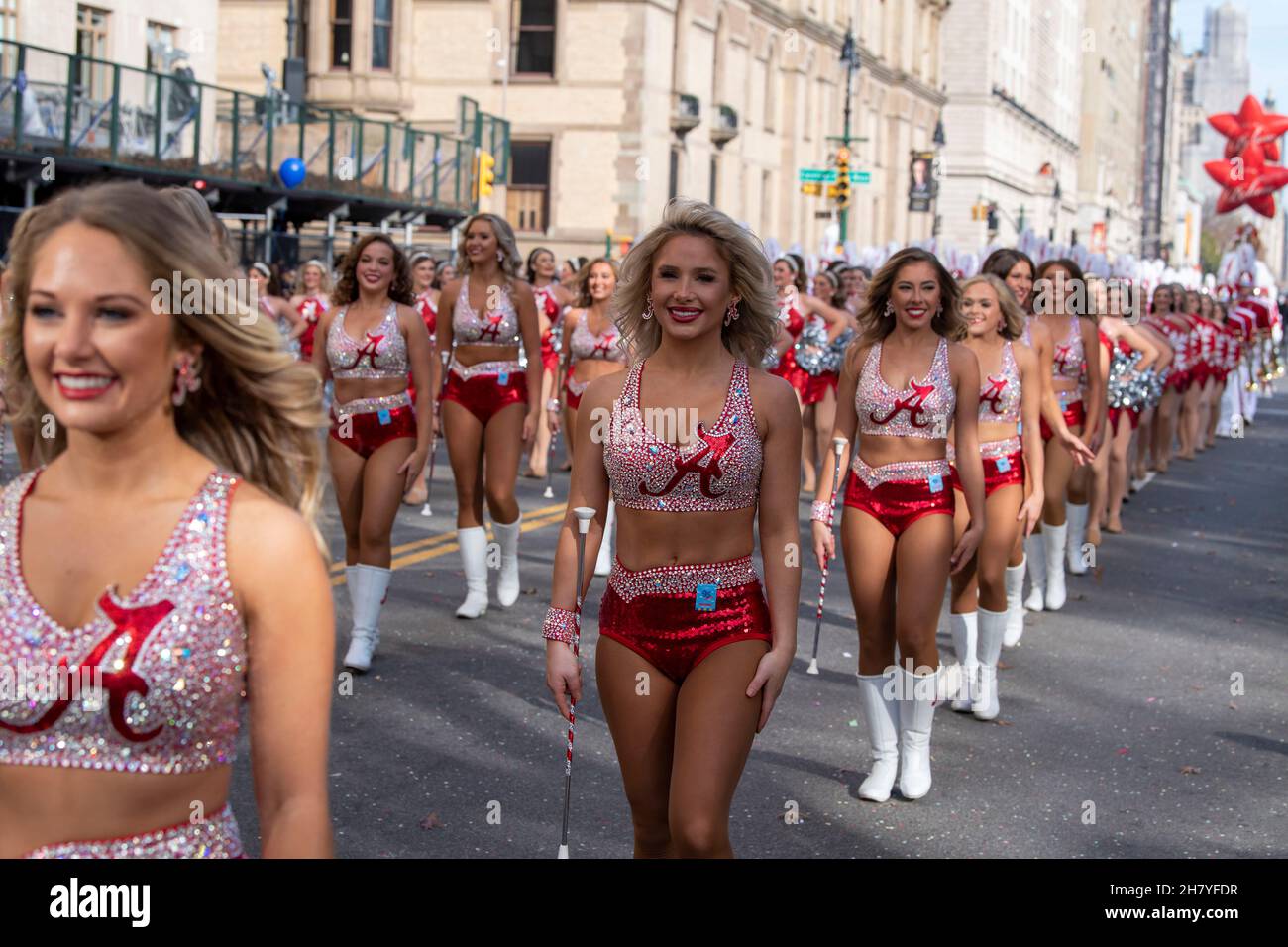 NEW YORK, NY - 25. NOVEMBER: Die Marching Band der University of Alabama aus Tuscaloosa, AL, treten bei der jährlichen Macy's Thanksgiving Day Parade 95th am 25. November 2021 in New York City auf. Stockfoto